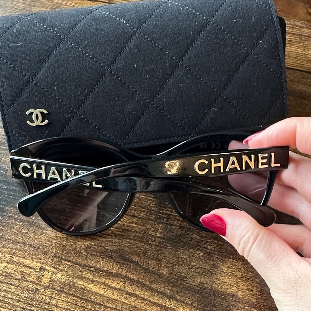 CHANEL Elegant Black Sunglasses with Quilted Case - Picture 2 of 5